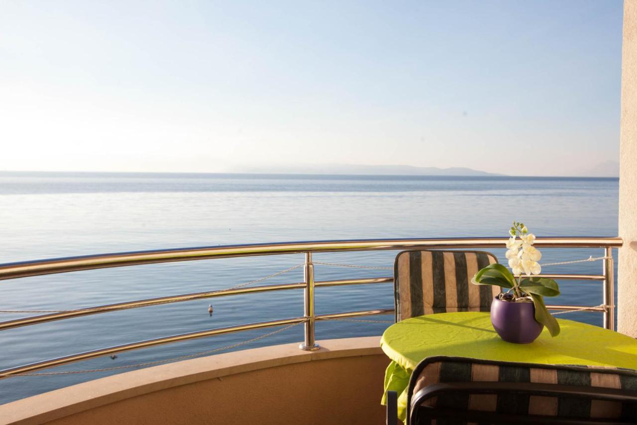 Apartments Marijan - Beachfront Tucepi Exterior photo