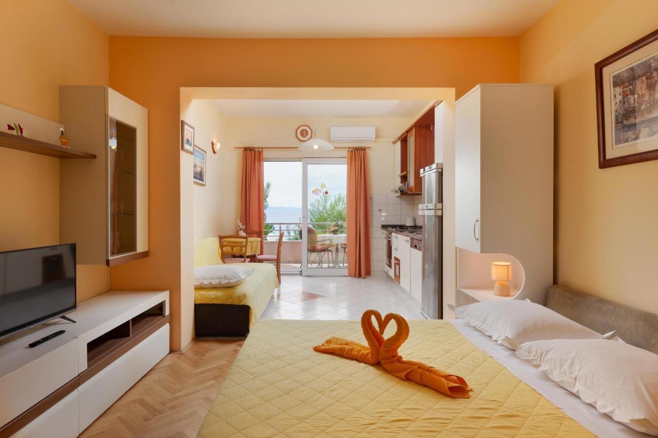 Apartments Marijan - Beachfront Tucepi Exterior photo